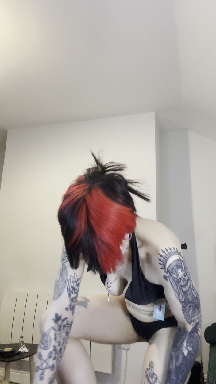 Bigtiddygoth: 比基尼尝试