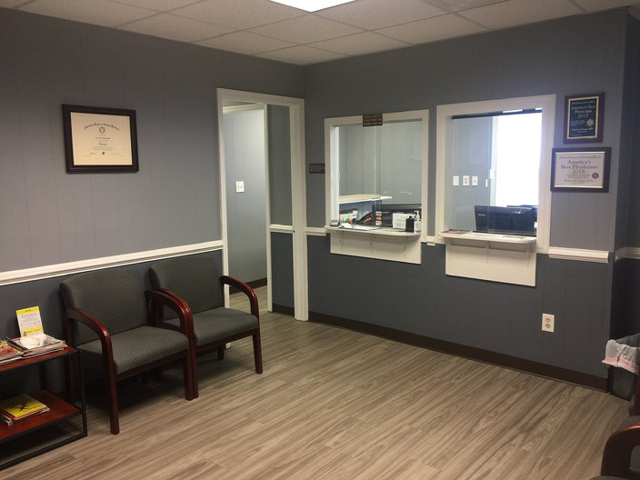 Jayshana Lawton: Slob on My Big Shemale Knob! di Dr Office