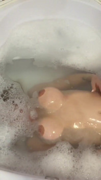 Zadržuji dech pod vodou pod pěnou ve vaně