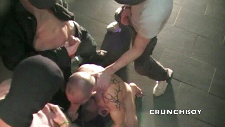 Raw French Bad boys: Duro gang bang surpresa por gangsters dominantes