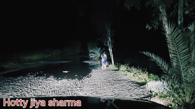 Hotty Jiya Sharmaa: Вночі вони заманили самотню дівчину дезі і змусили її сісти в воз для бика і залишили її спиною на дорозі