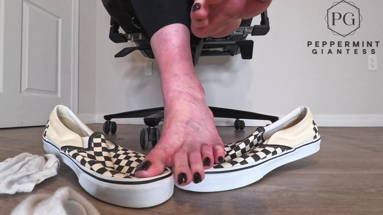 Peppermint Giantess: Stiekeme kantoorvoet plagen in checkerboard bestelwagens - alleen teen strip en...