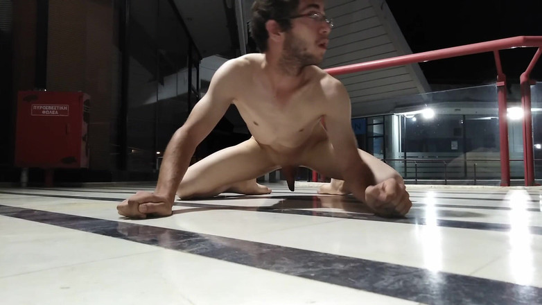 Dan Eagle: Bugil Totally Naked di Mall