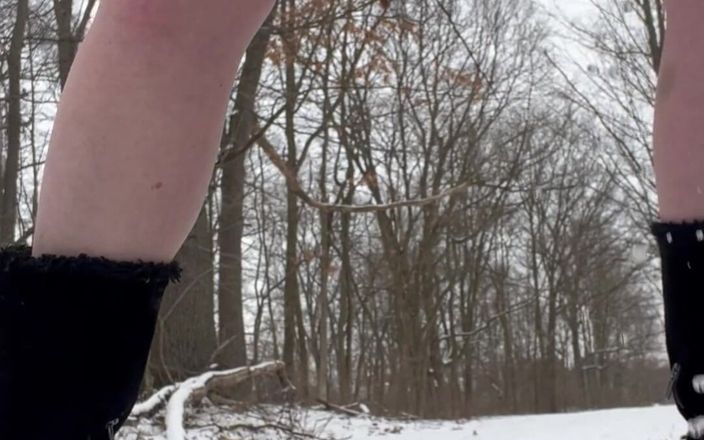 JadaSunkissed: PAWG pissen im Schnee