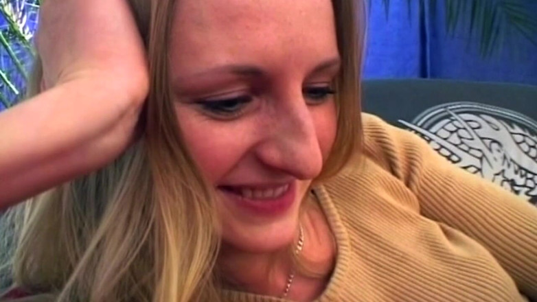Onlyxfans: Blonde Babe Gets Fingered Deep in Steamy Couch Session