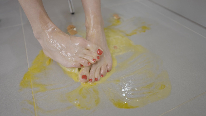 Jasmine RougeXXX: MILF blonde bosan memijak telur dengan kaki panas - crush fetish...