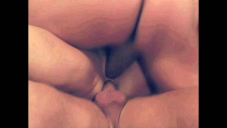 Vintage megastore: 2本の巨大なチンポによる口の中の射精のための若い淫乱女のダブル挿入