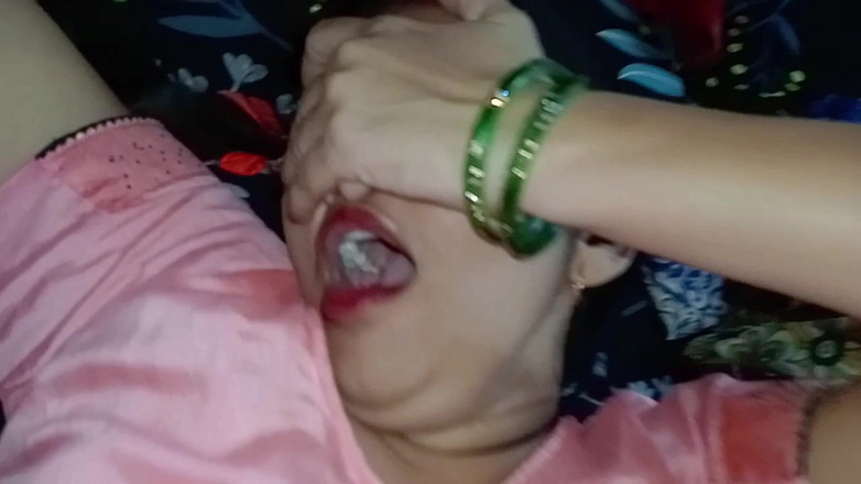 Janvibhabhii: 继兄操他的继妹并拿出她的阴户汁液