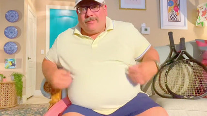 Hand-Free-Daddy-Chub: Trener tenisa naprawdę szaleje z własnym kutasem, gdy jego żona wychodzi...