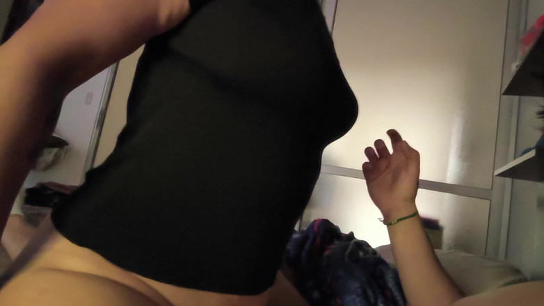 Moo DBOXXX: Mia suocera cavalca il mio cazzo tutto il giorno, lei...