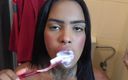 Solo Austria: Černá dívka fetiš čištění zubů!