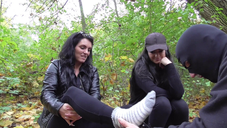 Foot Girls: Feet smell during the trip!