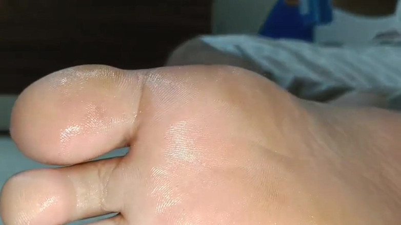 Fetish guys: Bôi dầu lên solo mịn chân tôn sùng trêu chọc