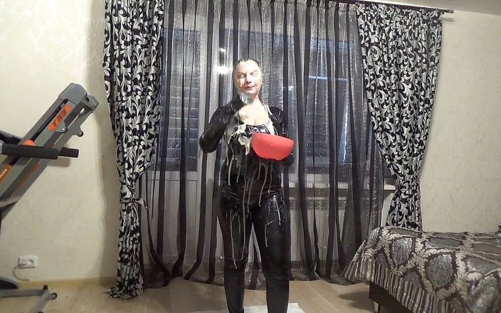 Sexy Milf: Custard all over my latex body and hair 1! 5 litres