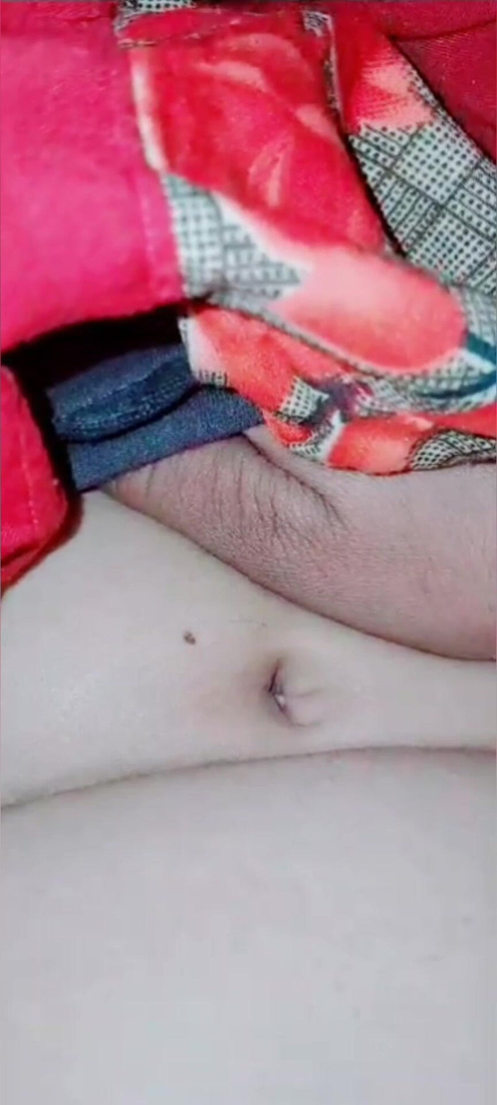 TricolorMusic3: Ateşli kız desi yengenin ateşli güzel seksi amcığı mastürbasyon yaparak şehvetini...