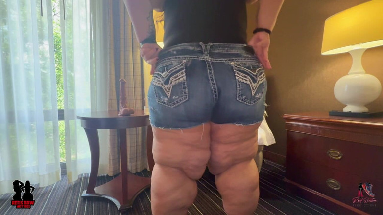 Reds BBW Hotties: SSBBW Talks to You While Playing with Toy