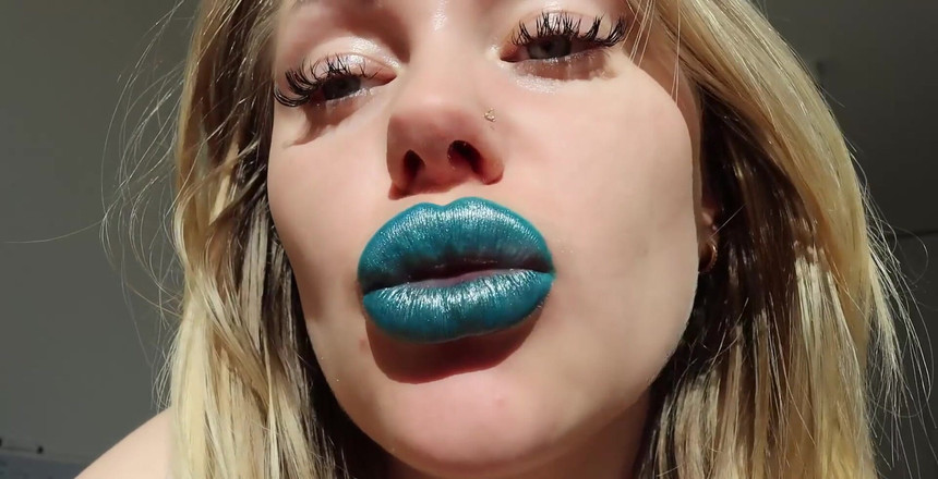 Goddess Misha Goldy: Olhe para meus lábios brilhantes azuis gordos e voluptuosos. Você...