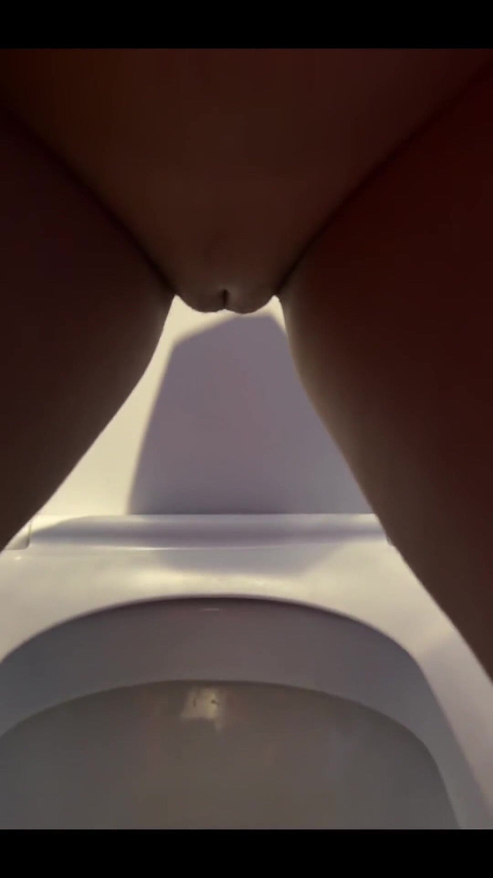 Tiffstreatsxoxo: Pissing