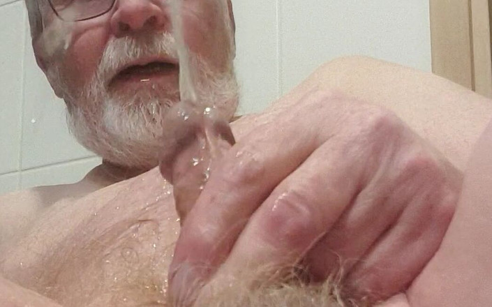 Redhairy4u: Hot Drink - můj drobný čůrák čůrá všude