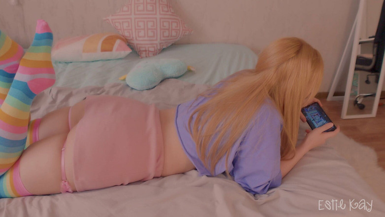 Estie Kay: Eu brincando com os buracos da minha meia-irmã enquanto ela...