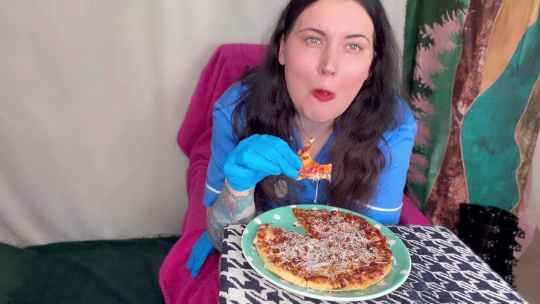 MissFFW: Медсестра-толстушка ест после долгого дня