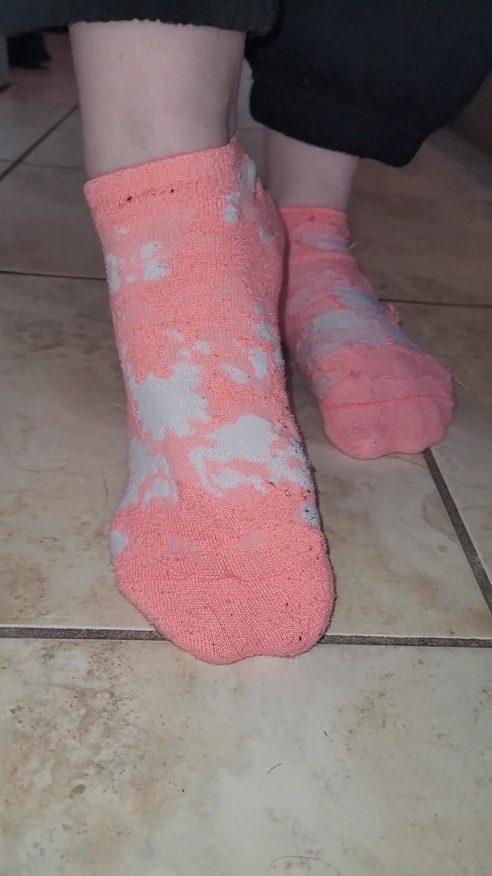 On cloud 69: Nohy na podlaze v kuchyni