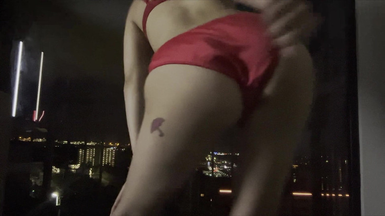 Felicity Azura: 赤いサテンのホットアジアン