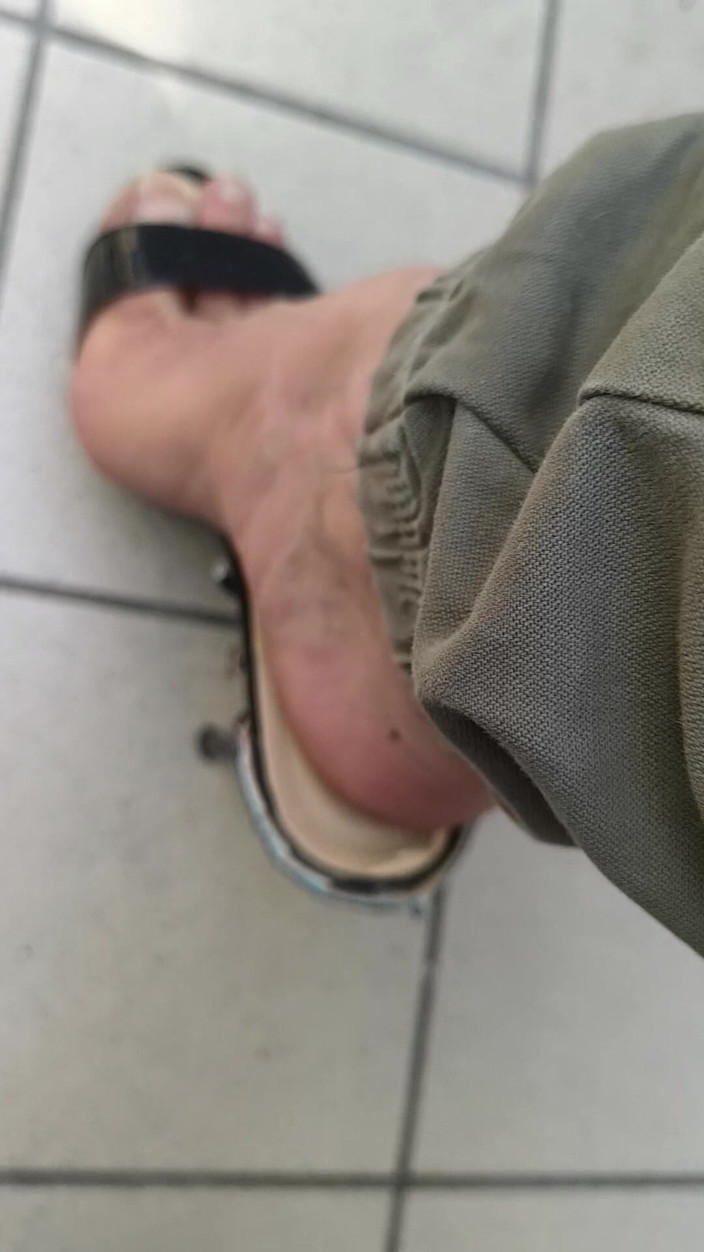 Mutsakin: Mycket sexiga klackar och fötter