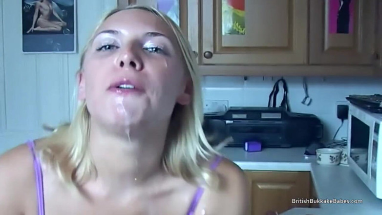 British Bukkake Babes: 정액을 뽑은 후 도넛에서 먹는 금발