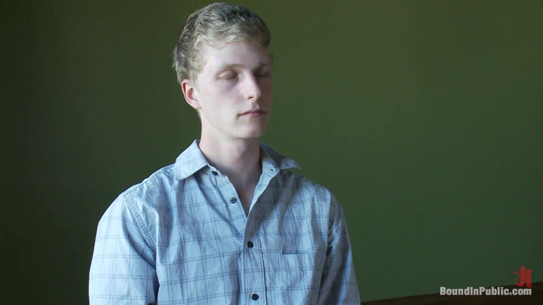 Bound in public: Due ragazzi si abituano in un bagno pubblico