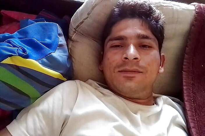 Gangbang straight: Ragazzo indiano che piscia