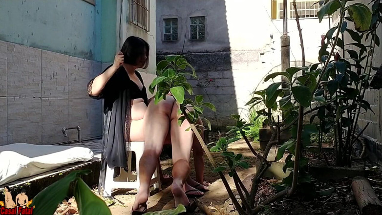 Casal Fatal: 내 노예를 야외에서 처벌해. 나는 그를 바람난 남편이라고 부른다. 나는 그의 가난한 wee wee를 쓰다듬어!
