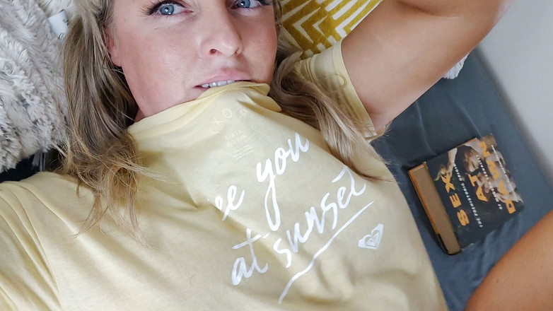 Via Vibes: Blonda cu ochi albaștri se atinge și își întinde buzele de pizdă