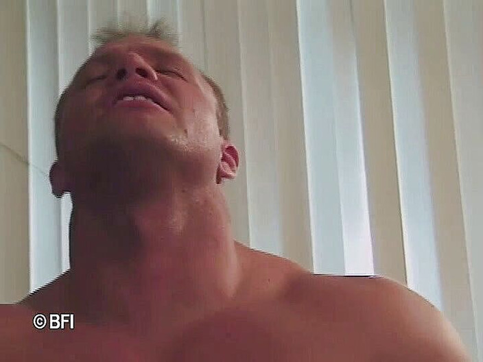 Combat zone transsexual barebacking: Транссексуал доставляє