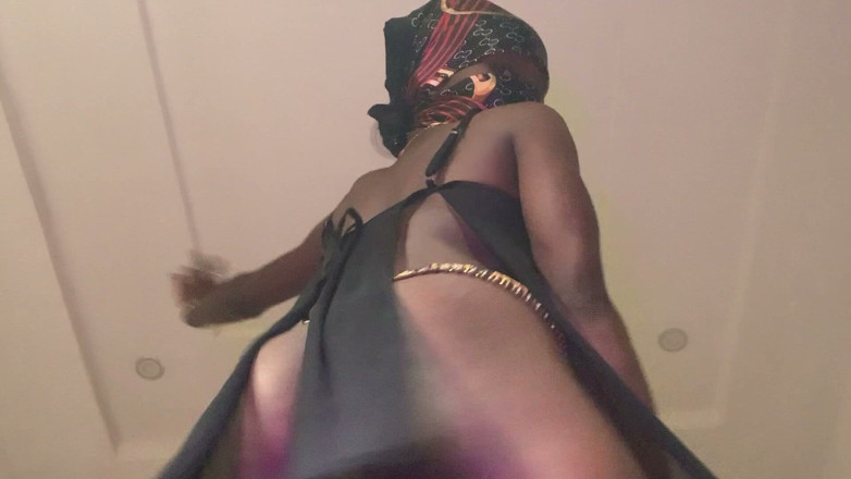 Browngurl234: 란제리 드레스를 입은 Browngurl 234 관능적인 댄스