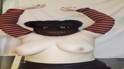 Bigtiddygoth: Cadılar bayramı meme sallama