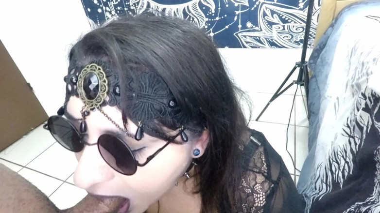 VickyVixen: Gótica dominatrix chupa um fã de sorte