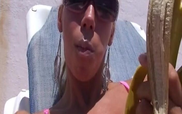 German Amateur Videos: 来自德国的完美宝贝在游泳池戏弄