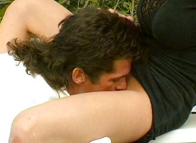 Public Lust: 야외에서 큰 자지를 불고 도기 스타일에 빠는 금발 미녀