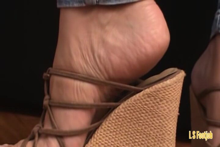 Footjob life style: Esposa gostosa em jeans com os pés em primeiro plano