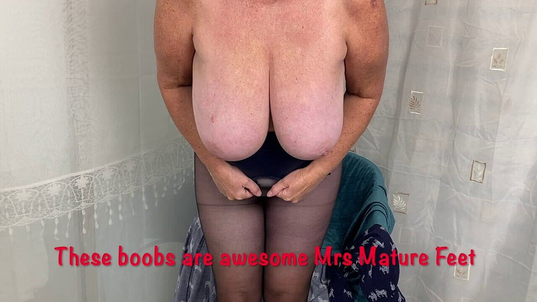 Mr MF: Doamna matură cu picioare purtând pantaloni mari de bunicuță