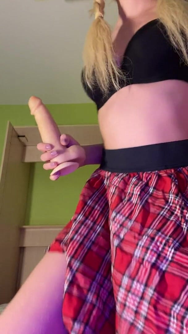 My bf cuckold: Studente houdt ervan om thuis met een dildo te masturberen