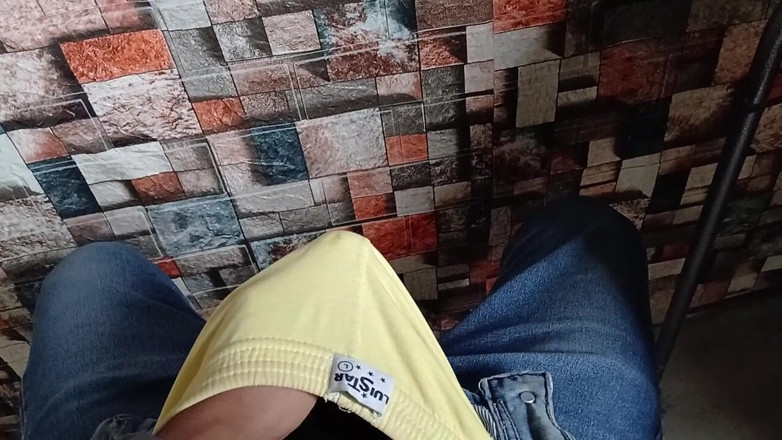 Hornyboy2058: Depois de ver a bunda da minha meia-irmã, toquei minha...