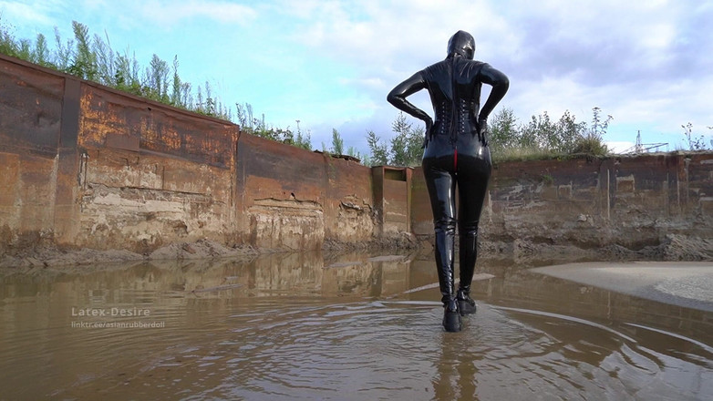 Latex Desire: Camminata gommata nel fango