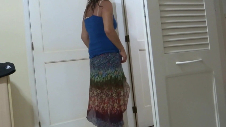 Ardientes69: Minha esposa puxa o vestido para mostrar sua tanga e...