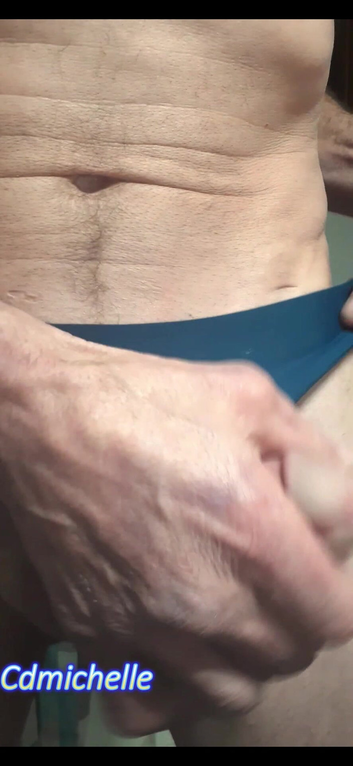 Crossdressers Cd Michelle wearing sexy lingerie: Transvestiert Michelle hat ein paar stieftochter höschen gefunden, die auf...