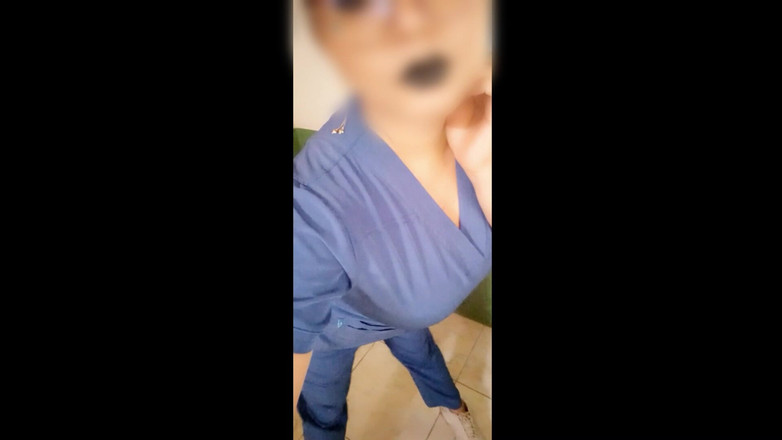 Martin13: Peituda enfermeira entra no hospital mostrando seus peitos