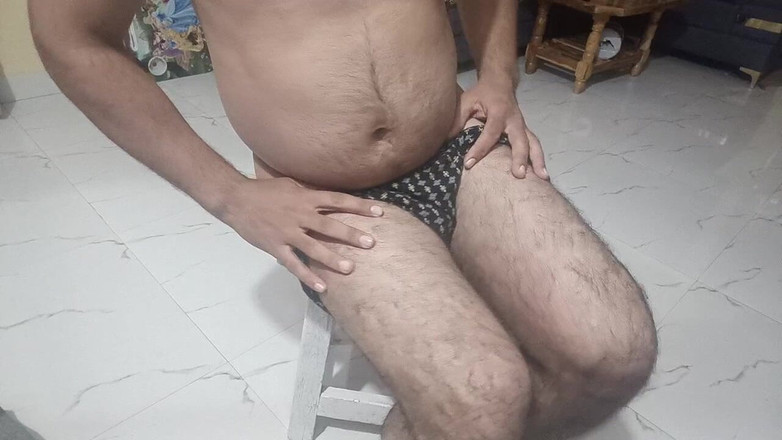 LovedSunsine1990: Sundal jsem si všechno oblečení a energicky si masíroval věci