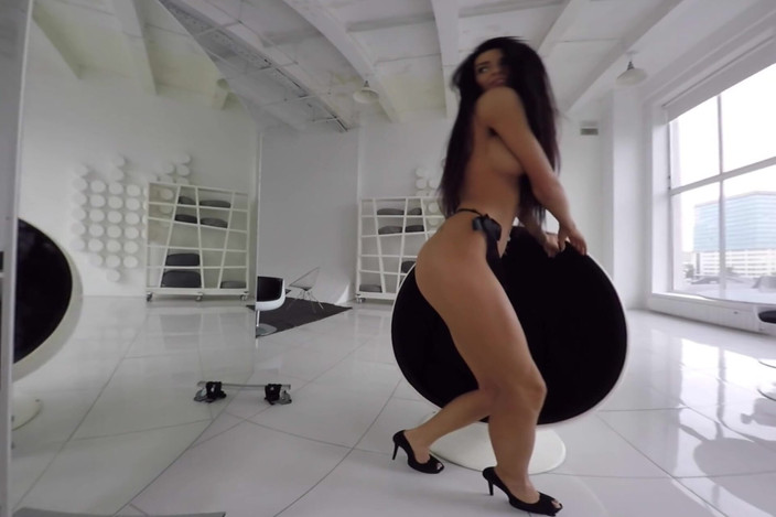 StasyQVR: Dopasuj wytatuowaną brunetka seksowny striptiz