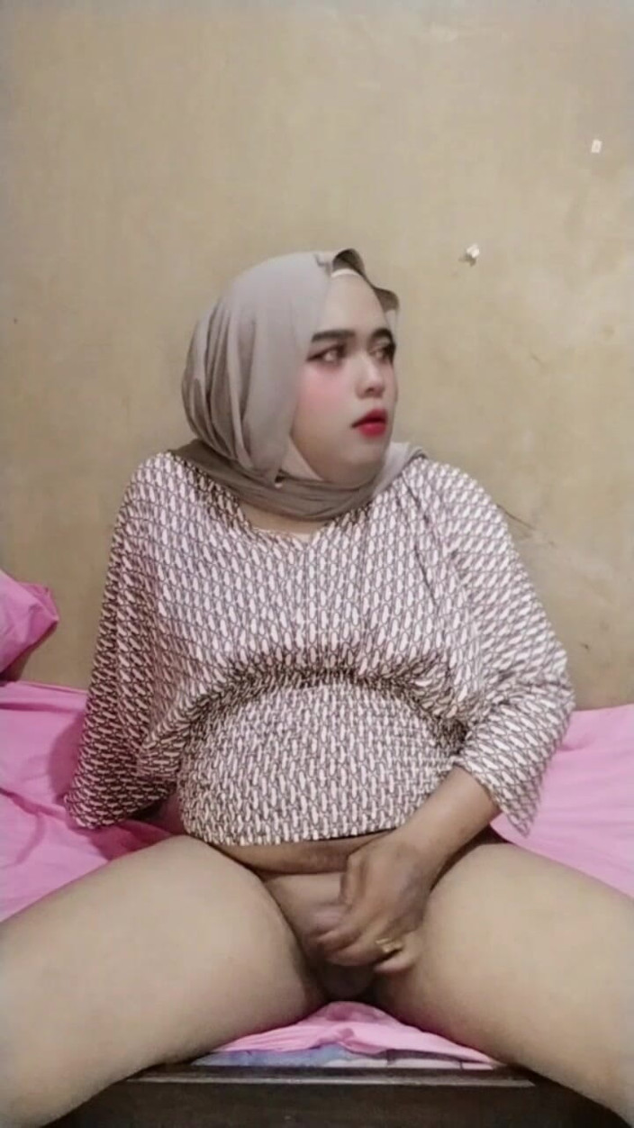 Ivvy Crossdresser: Ivvy Crossdresser Hijab Feels Horny After a Month. Then She...